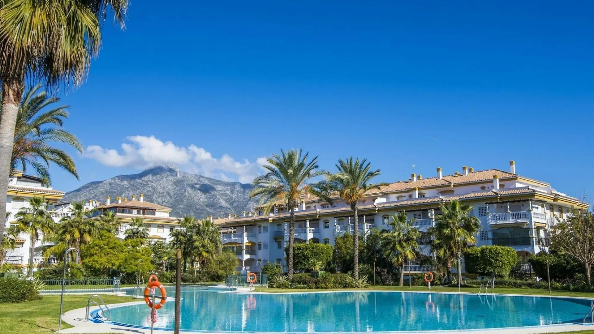 Serinamar Dama De Noche Marbella Spanien